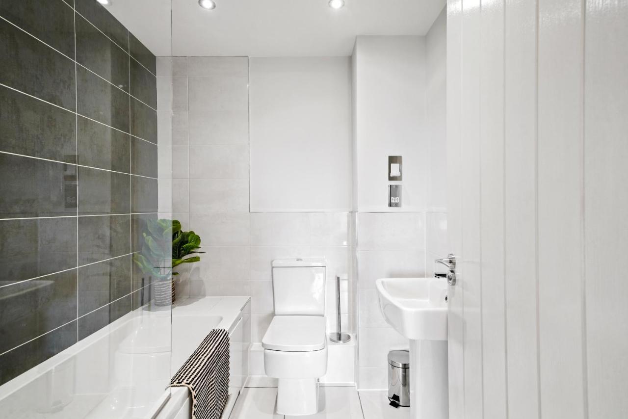 Stunning 2 Bedroom Apartment Лийдс Екстериор снимка